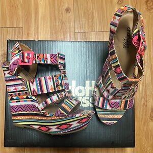Peep toe high heel hedge sandals aztec print size 7